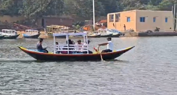 नौका बिहार करते सैलानी नौका बिहार करते सैलानी