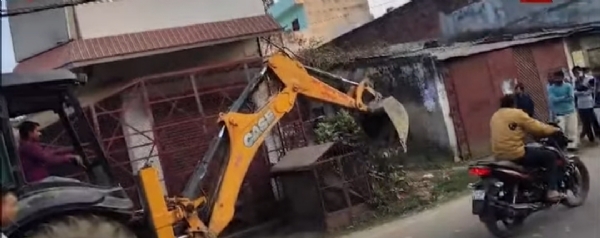 अतिक्रमण हटाती जेसीबी मशीन अतिक्रमण हटाती जेसीबी मशीन