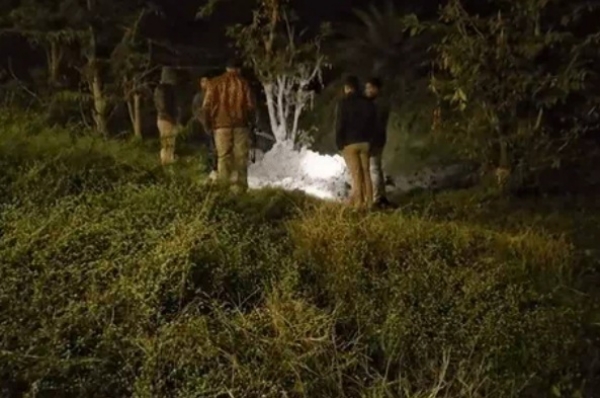 हाथ मिलने के बाद शव तलाशते पुलिसकर्मी हाथ मिलने के बाद शव तलाशते पुलिसकर्मी