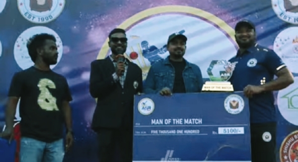 अररिया फोटो:प्राइज ग्रहण करते राजेश सिंह अररिया फोटो:प्राइज ग्रहण करते राजेश सिंह