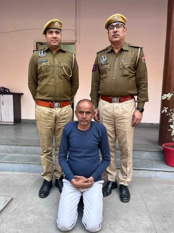 व्यापारी को हथियार दिखाकर धमकाने और एक करोड़ रुपये की रंगदारी मांगने वाला गिरफ्तार व्यापारी को हथियार दिखाकर धमकाने और एक करोड़ रुपये की रंगदारी मांगने वाला गिरफ्तार