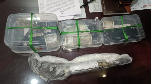 गिरफ्तार आरोपी की जानकारी देते एसडीपीओ वहामन टूडी और बरामद हथियार गिरफ्तार आरोपी की जानकारी देते एसडीपीओ वहामन टूडी और बरामद हथियार