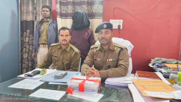 जानकारी देते पुलिस अधिकारी जानकारी देते पुलिस अधिकारी