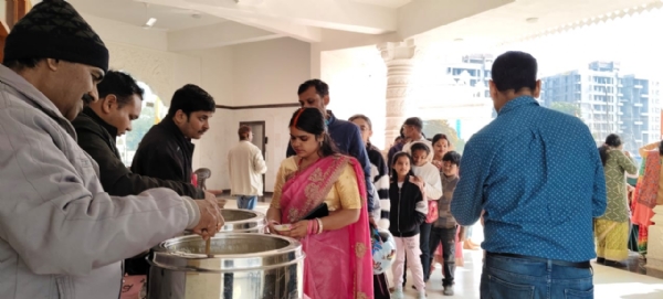 प्रसाद ग्रहण करते श्रद्धालुगण प्रसाद ग्रहण करते श्रद्धालुगण