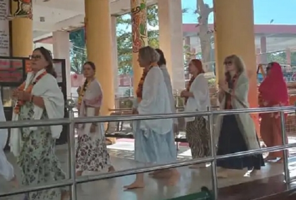 यूक्रेन की महिलाओं ने किए भगवान पशुपतिनाथ के दर्शन यूक्रेन की महिलाओं ने किए भगवान पशुपतिनाथ के दर्शन