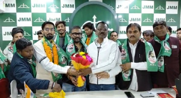 जेएमएम में स्वागत करते जेएमएम के धनबाद पदाधिकारी