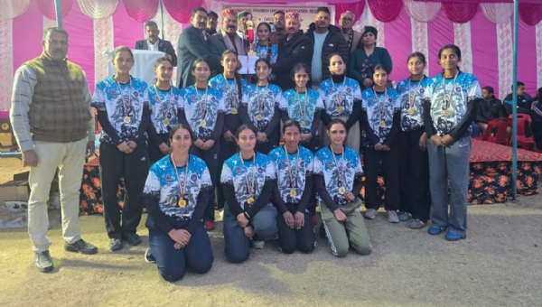 राज्य स्तरीय खो-खो प्रतियोगिता की विजेता रही मंडी जिला की टीम को सम्मानित करते मुख्यातिथि। राज्य स्तरीय खो-खो प्रतियोगिता की विजेता रही मंडी जिला की टीम को सम्मानित करते मुख्यातिथि।