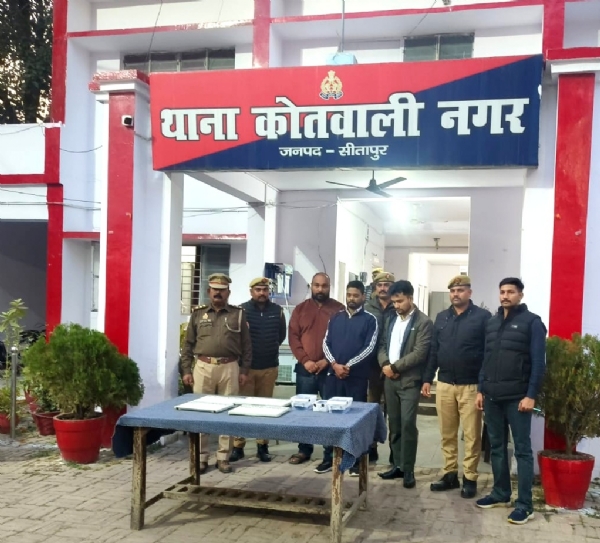 पुलिस हिरासत में ठग पुलिस हिरासत में ठग