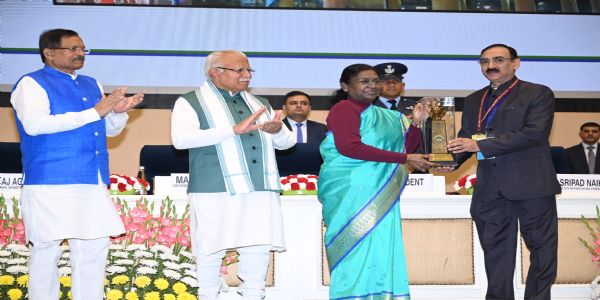 ईस्ट विनोद नगर मेट्रो स्टेशन को मिला ‘बेस्ट परफॉर्मिंग यूनिट अवॉर्ड’ फोटो ईस्ट विनोद नगर मेट्रो स्टेशन को मिला ‘बेस्ट परफॉर्मिंग यूनिट अवॉर्ड’ फोटो