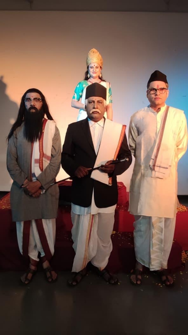 संघ गंगा के तीन भागीरथ का मंचन की कुछ झलकियां संघ गंगा के तीन भागीरथ का मंचन की कुछ झलकियां