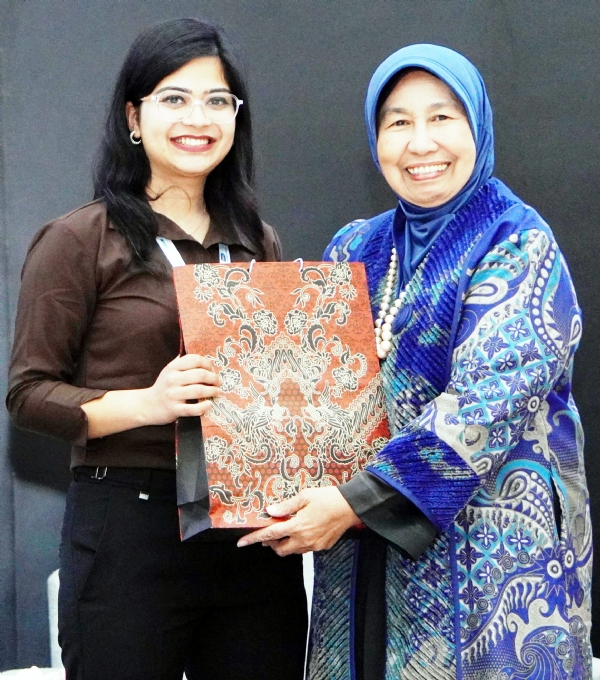 बेस्ट प्रेजेंटर अवॉर्ड प्राप्त करतीं श्रेया जुकारिया।