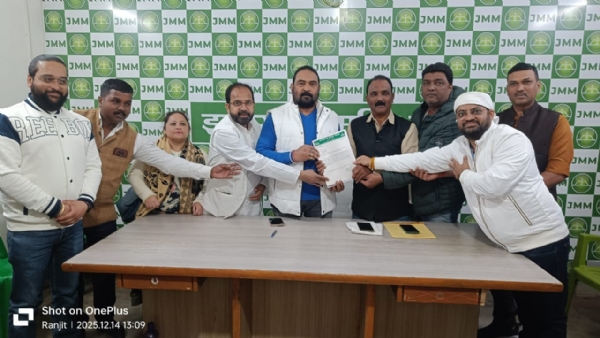 विनोद पांडेय को ज्ञापन सौंपते झामुमो पदाधिकारीगण विनोद पांडेय को ज्ञापन सौंपते झामुमो पदाधिकारीगण