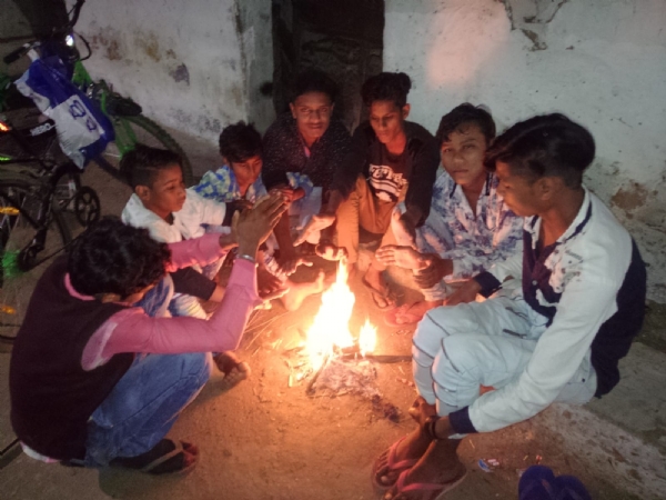 अलाव ताप रहे स्कूली छात्र। अलाव ताप रहे स्कूली छात्र।