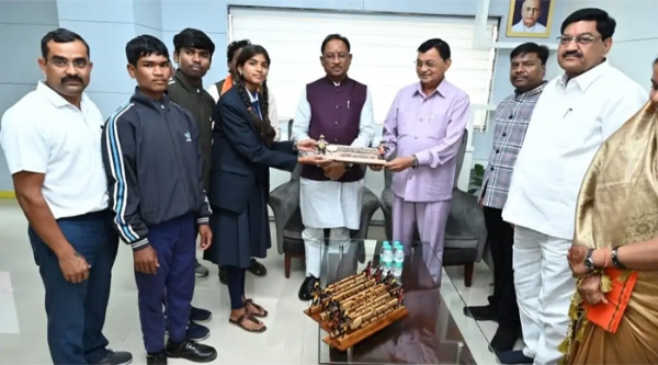 मुख्यमंत्री काे अपनी कलाकृति भेंट करने की फाईल फाेटाे मुख्यमंत्री काे अपनी कलाकृति भेंट करने की फाईल फाेटाे