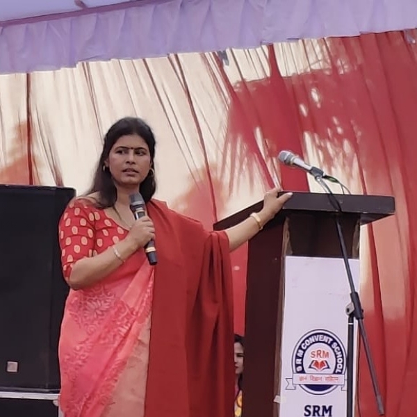 एसआरएम स्कूल के मंच से बच्चों और अभिभावकों को संबोधित करतीं स्वाती सिंह एसआरएम स्कूल के मंच से बच्चों और अभिभावकों को संबोधित करतीं स्वाती सिंह