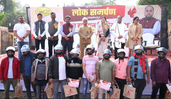 लोक समर्पण के महा रक्तदान शिविर में उमड़ा जनसैलाब लोक समर्पण के महा रक्तदान शिविर में उमड़ा जनसैलाब