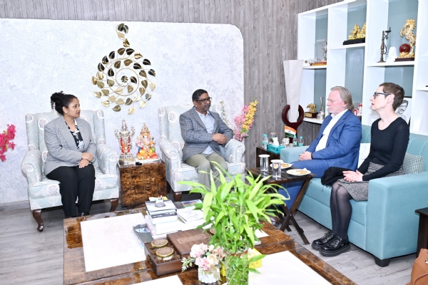 मुख्यमंत्री और ऑस्ट्रेलिया के हाई कमिश्नर सहित अन्य मुख्यमंत्री और ऑस्ट्रेलिया के हाई कमिश्नर सहित अन्य