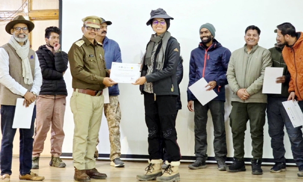 चार दिवसीय पक्षी एवं जैव-विविधता सर्वेक्षण के समापन पर प्रतिभागियों को स्मृति चिन्ह भेंट करते वन क्षेत्राधिकारी।