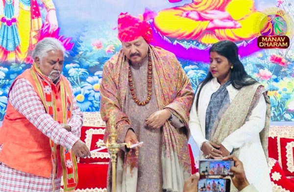 सद्भावना सत्संग के  शुभारंभ पर सतपाल महाराज, बिहार विधानसभा अध्यक्ष डॉ प्रेम कुमार एवं गया जी की जिला परिषद अध्यक्ष नयना कुमारी दीप प्रज्ज्वलित करते हुए