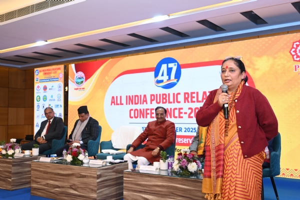 विधानसभा अध्यक्ष ऋतु खंडूरी कार्यक्रम को संबोधित करती