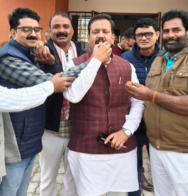 प्रदेश अध्यक्ष के चुनाव पर एक दूसरे को मिठाई खिलते बीजेपी कार्यकर्ता प्रदेश अध्यक्ष के चुनाव पर एक दूसरे को मिठाई खिलते बीजेपी कार्यकर्ता