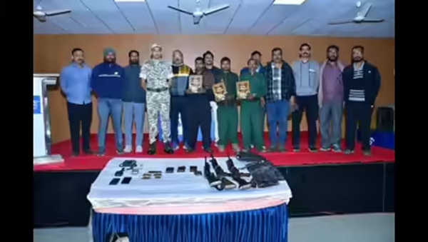 फोटो: गोंदिया में आत्मसमर्पण करते हुए हथियारबंद माओवादी फोटो: गोंदिया में आत्मसमर्पण करते हुए हथियारबंद माओवादी