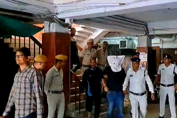 आरोपित को अदालत से बाहर लाती पुलिस