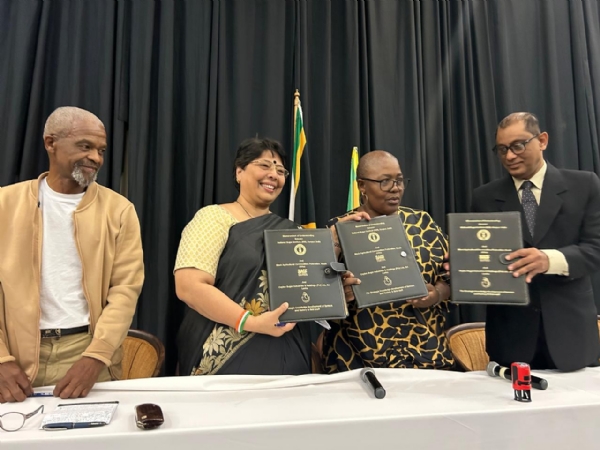 एमओयू के दौरान लिया गया छायाचित्र एमओयू के दौरान लिया गया छायाचित्र