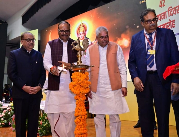 दीप जलाते उप मुख्यमंत्री ब्रजेश पाठक व राज्यमंत्री मयंकेश्वर शरण सिंह दीप जलाते उप मुख्यमंत्री ब्रजेश पाठक व राज्यमंत्री मयंकेश्वर शरण सिंह