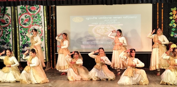 गुरुग्राम में आयोजित कला उत्सव में प्रस्तुति देती प्रतिभागी टीम। गुरुग्राम में आयोजित कला उत्सव में प्रस्तुति देती प्रतिभागी टीम।