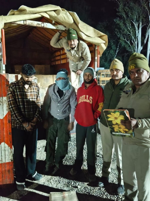 शराब से भरा वाहन। शराब से भरा वाहन।