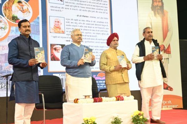 पुस्तक विमोचन करते हुए सुनील आंबेकर एवं अन्य अतिथि।