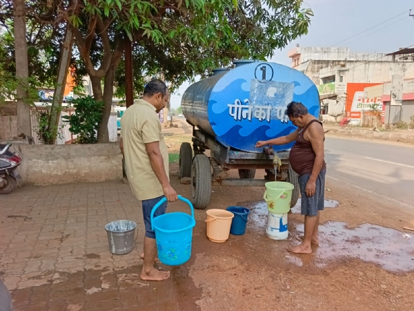 शहर के वार्डों में पानी टैंकर से जलापूर्ति की गई। शहर के वार्डों में पानी टैंकर से जलापूर्ति की गई।