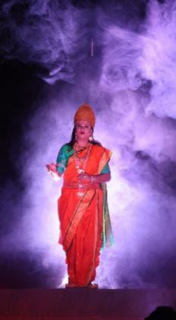 संघ गंगा के तीन भागीरथ का मंचन की कुछ झलकियां संघ गंगा के तीन भागीरथ का मंचन की कुछ झलकियां