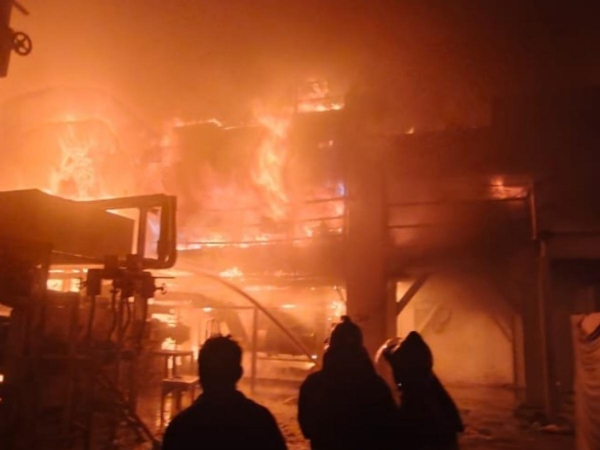 पालघरमध्ये बेकायदा भंगार गोदामाला भीषण आग; शाळेजवळील धोकादायक प्रकार उघड पालघरमध्ये बेकायदा भंगार गोदामाला भीषण आग; शाळेजवळील धोकादायक प्रकार उघड