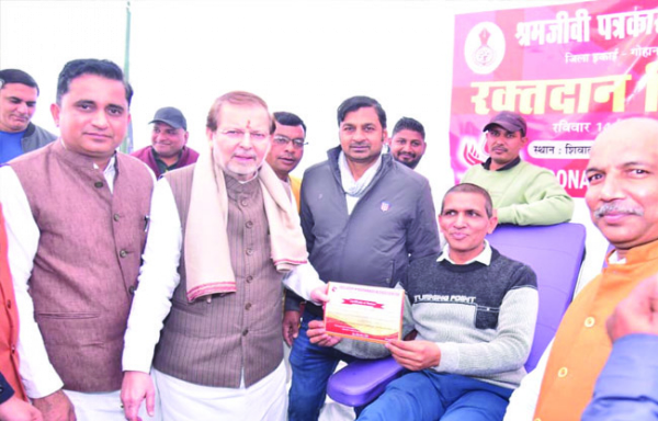 सोनीपत: रक्तदाताओं का उत्साह वर्धन करते हुए मंत्री डा. अरविंद शर्मा सोनीपत: रक्तदाताओं का उत्साह वर्धन करते हुए मंत्री डा. अरविंद शर्मा