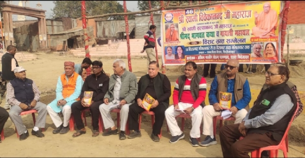 जानकारी देते समिति के पदाधिकारी