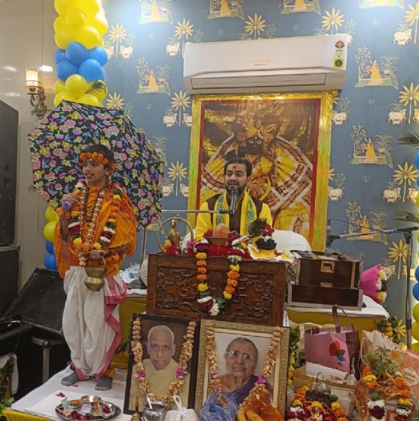 कथाव्यास आचार्य व्योम त्रिपाठी ने कृष्ण जन्मोत्सव की कथा सुनाते हुए। कथाव्यास आचार्य व्योम त्रिपाठी ने कृष्ण जन्मोत्सव की कथा सुनाते हुए।