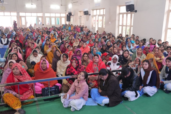 सत्संग में मौजूद श्रद्धालु सत्संग में मौजूद श्रद्धालु