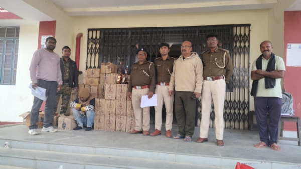 बरामद शराब के साथ अधिकारी बरामद शराब के साथ अधिकारी