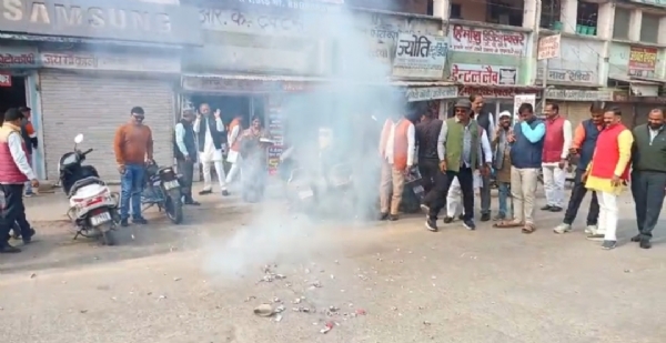 आतिशबाजी करते भाजपा पार्टी के कार्यकर्ता आतिशबाजी करते भाजपा पार्टी के कार्यकर्ता