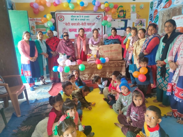 बेटी बचाओ बेटी पढ़ाओ के तहत कार्यक्रम में मौजूद बच्चे वह अन्य बेटी बचाओ बेटी पढ़ाओ के तहत कार्यक्रम में मौजूद बच्चे वह अन्य