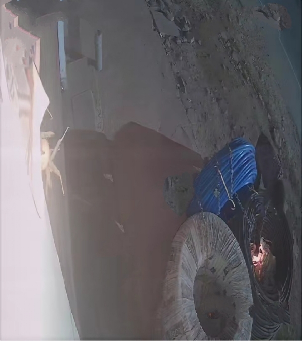 केबल और प्लास्टिक सामग्री में आग लगाते हुए अज्ञात व्यक्ति। केबल और प्लास्टिक सामग्री में आग लगाते हुए अज्ञात व्यक्ति।