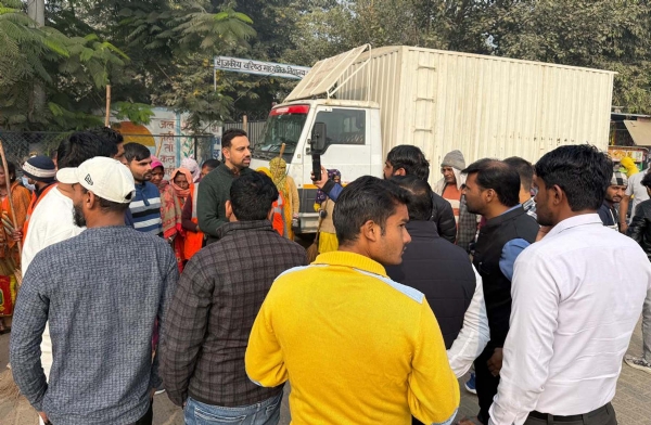 खेडक़ी गांव में लोगों को स्वच्छता के प्रति जागरुक करते सदस्य। खेडक़ी गांव में लोगों को स्वच्छता के प्रति जागरुक करते सदस्य।