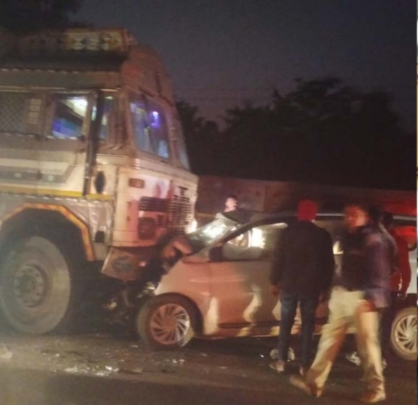 ट्रक से टकराई कार ट्रक से टकराई कार