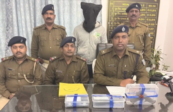 गिरफ्तार आरोपी की जानकारी देते पुलिस पदाधिकारी गिरफ्तार आरोपी की जानकारी देते पुलिस पदाधिकारी