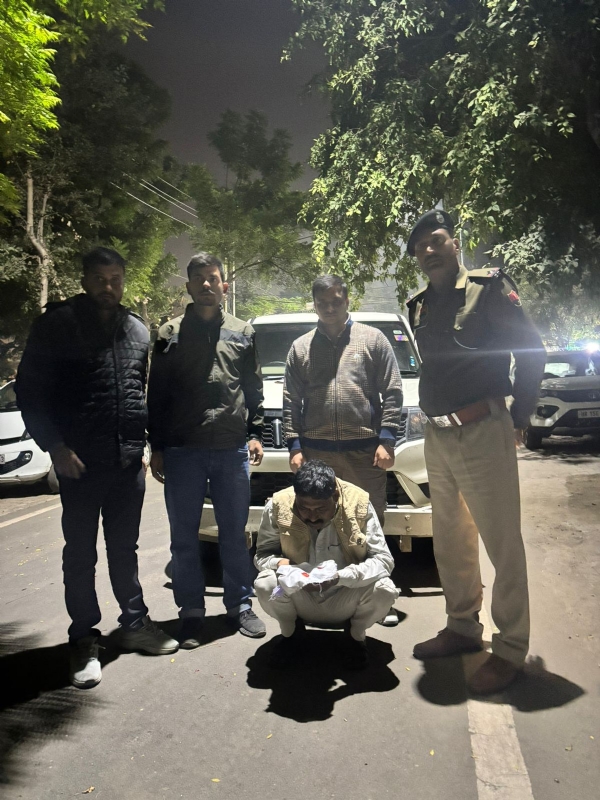 पकड़ा गया हेरोइन तस्कर। पकड़ा गया हेरोइन तस्कर।