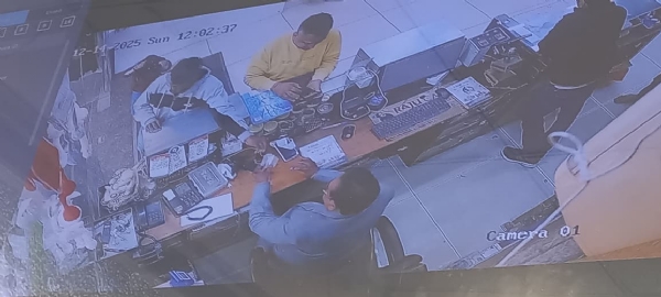 सीसी टीवी कैमरे में कैद हुआ बदमाश।