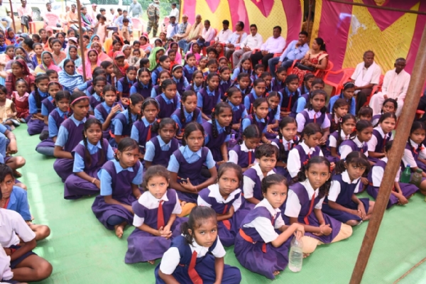 स्कूल में बैठे हुए बच्चे। स्कूल में बैठे हुए बच्चे।