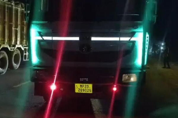 ट्रक की चपेट में आने से बाइक सवार दो युवकों की मौत ट्रक की चपेट में आने से बाइक सवार दो युवकों की मौत